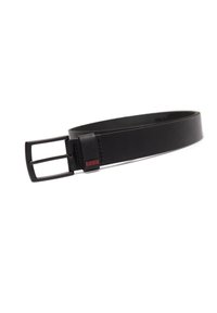 Cinturón de cuero negro con forma plana. Presenta una hebilla metálica rectangular, un pasador texturizado y un pequeño acento de logo rojo. Construcción duradera.