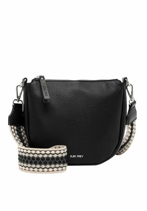 Bolso bandolera de cuero negro texturizado con cremallera plateada y correa tejida con estampado en negro, blanco y beige, con la marca "SURI FREY" en el frente.