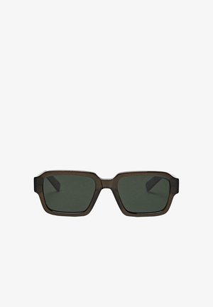 Rechthoekige lenzen met een donkergroene tint en een dik, donker doorschijnend bruin kunststof montuur, weergegeven op een witte achtergrond.