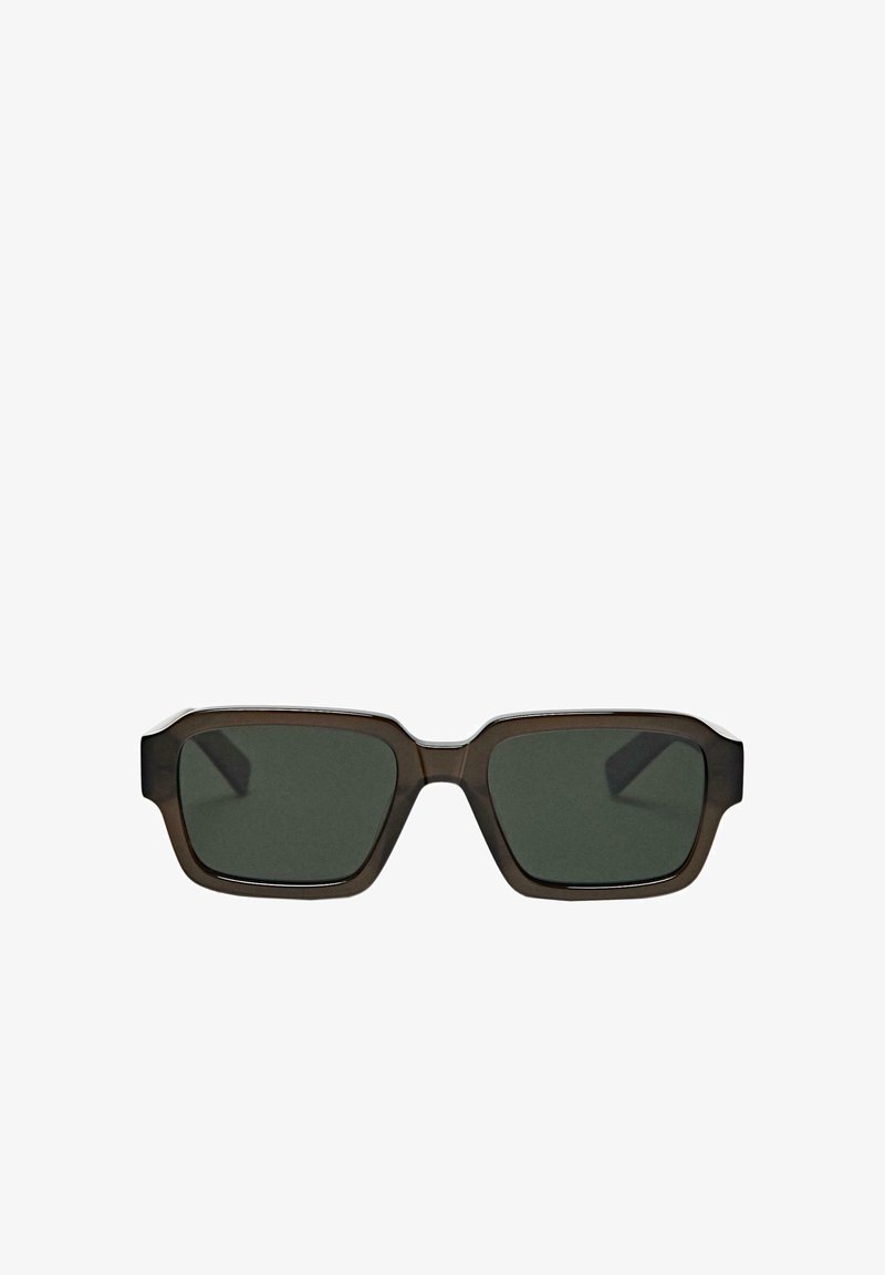 Rechthoekige lenzen met een donkergroene tint en een dik, donker doorschijnend bruin kunststof montuur, weergegeven op een witte achtergrond.