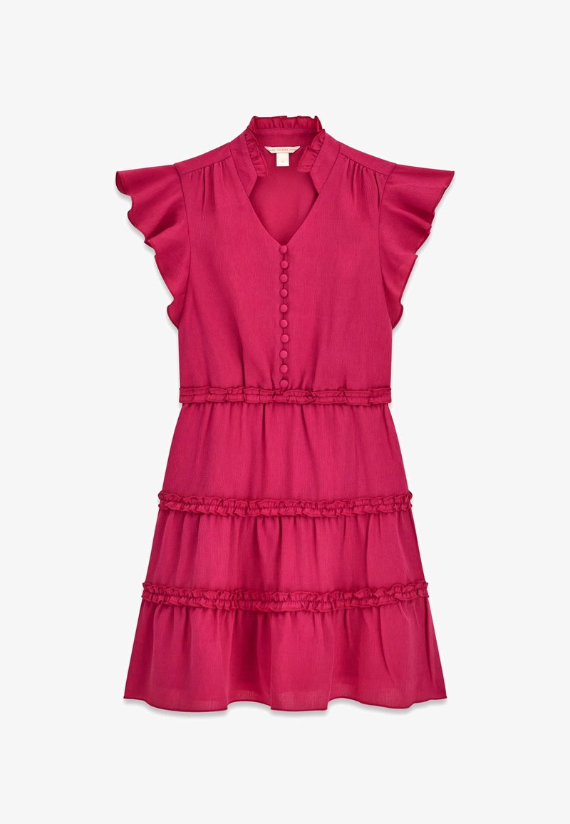 Robe rose vif sans manches avec manches volantées, décolleté en V boutonné et jupe à trois volants superposés.