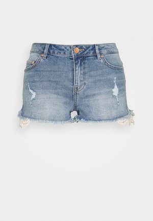 Shorts en denim bleu clair avec un ourlet effiloché. Présente des zones déchirées et des accents en dentelle en bas. Design classique à cinq poches.