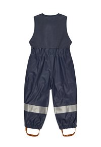 Marineblaue wasserdichte Latzhose mit einem Fleece-Oberteil, elastischem Bund und reflektierenden silbernen Streifen an den Beinen. Mit verstellbaren braunen Schulterträgern ausgestattet.