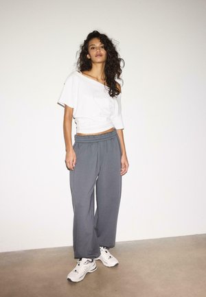 - Spodnie treningowe