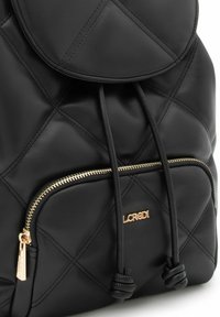 Schwarzer gesteppten Leder-Rucksack mit rundem Deckel, Kordelzugverschluss und Frontreißverschlusstasche mit goldfarbenen Beschlägen und Logodetail.