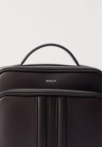 Bally MYTHOS CROSS - Soma ar siksnu pāri ķermenim - ebano