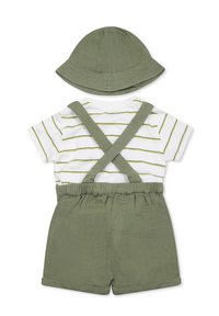 Sombrero de bucket verde de algodón, overoles cortos con tirantes ajustables y una camiseta blanca a rayas. Los materiales son suaves y tienen un acabado texturizado.