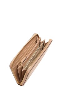 Portafoglio in pelle beige con chiusura a zip, dotato di più scomparti per carte e foderato con un interno decorato. Texture liscia e forma strutturata.
