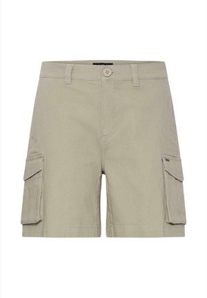 Shorts cargo beiges avec fermeture à boutons, passants pour ceinture et poches à rabat sur les deux cuisses, sur fond blanc.