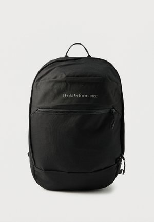 Schwarzer Stoffrucksack mit einer Reißverschlusstasche vorne und dem "Peak Performance"-Logo mittig auf dem oberen Vorderteil.