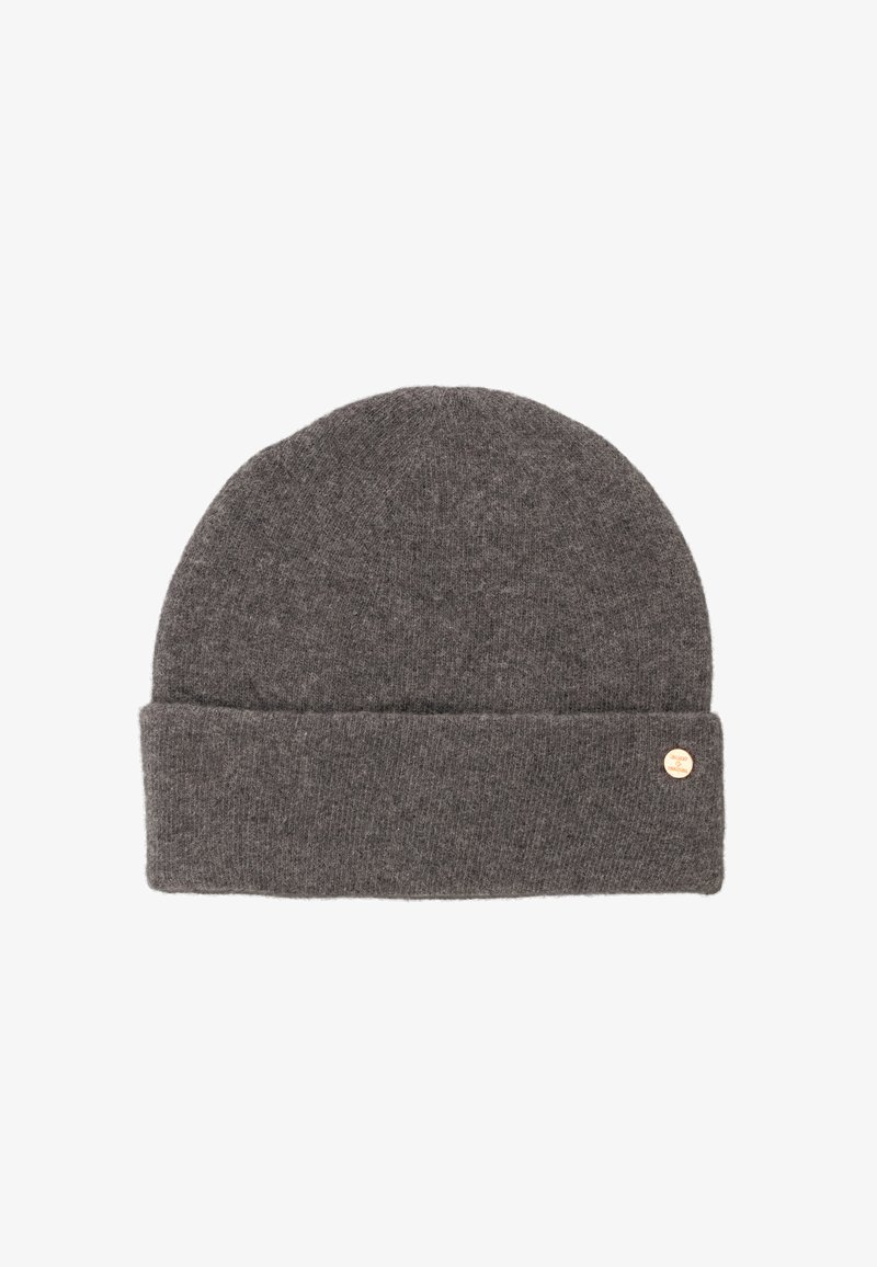 Grijze gebreide muts van zacht materiaal, met een opvouwbare boord en een klein metalen logo-accent aan de zijkant.