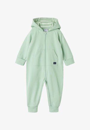 Muntgroen babypakje met een ritssluiting aan de voorkant, capuchon en elastische manchetten. Voorzien van twee voorzakken en een gestreepte binnenvoering. Zachte stoftextuur.