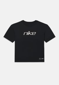 Čierne bavlnené tričko s krátkymi rukávmi, na hrudi s bielou vyšívanou logom "nike" a malou nášivkou na spodnej ľavej strane. Kolo krku.