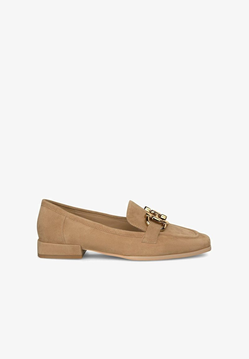 Beige Wildleder Slipper mit flachem Absatz, ausgestattet mit einem goldenen Kettenakzent im Obermaterial. Glatte Textur und klassisches Design mit runder Zehenpartie.