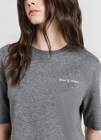 Calliope CROP EFFETTO LUMINESCENTE - T-shirt con stampa - grigio scuro melange