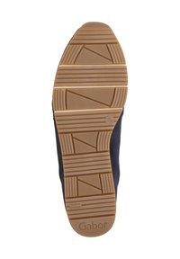 Suela de zapato de color marino con un patrón de goma texturizado, que presenta ranuras horizontales y diagonales, y un logotipo. Fabricado en Portugal.