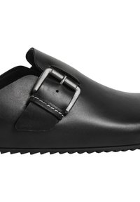 Crne kožne slip-on cipele s srebrnom kopčom i rebrastim potplatom, bočni kutni prikaz na bijeloj pozadini.