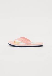 Infradito rosa con una fascia testurizzata, caratterizzata da un accento azzurro chiaro e una suola blu navy. Logo del marchio visibile sulla fascia.