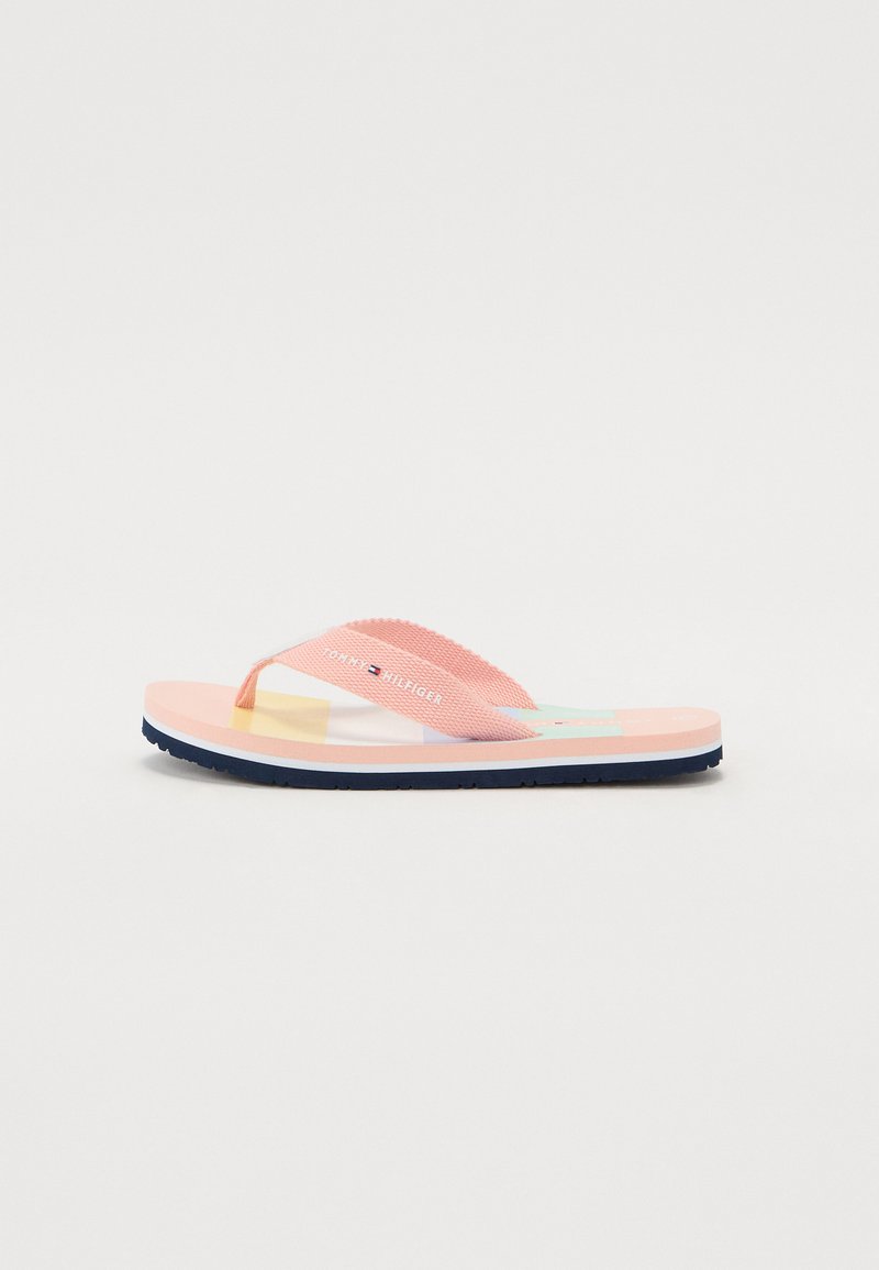 Infradito rosa con una fascia testurizzata, caratterizzata da un accento azzurro chiaro e una suola blu navy. Logo del marchio visibile sulla fascia.
