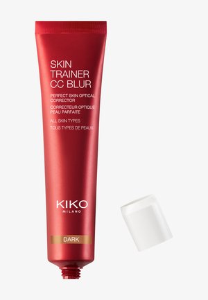 Rode tube KIKO Milano Skin Trainer CC Blur optische corrector voor alle huidtypes, kleur gemarkeerd als "Donker", met witte dop verwijderd en naast de tube geplaatst.