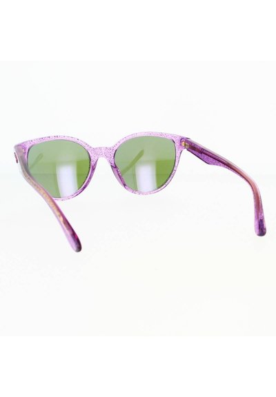 Occhiali da sole cat-eye viola con lenti verdi, finitura glitterata e aste sfumate che passano dal viola a tonalità più scure.