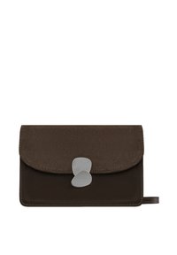 Portafoglio in pelle marrone con una texture liscia, chiusura a patta e un accento metallico. Il design presenta una forma semplice e rettangolare.
