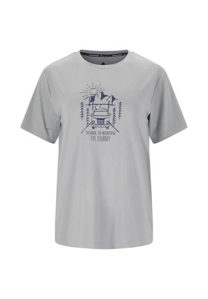 Hellgraues T-Shirt mit dunkelblauem Motiv eines Vans auf einer Straße durch Kiefern, Berge und Sonne, mit dem Text „Die Straße, die Berge, die Reise.“