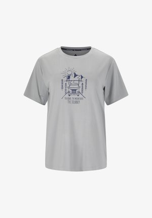 Hellgraues T-Shirt mit dunkelblauem Motiv eines Vans auf einer Straße durch Kiefern, Berge und Sonne, mit dem Text „Die Straße, die Berge, die Reise.“