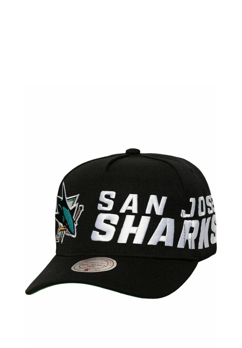 Schwarze Baseballmütze mit dem Logo der San Jose Sharks in Türkis und Weiß. Der Text "SAN JOSE SHARKS" ist auffällig auf der Vorderseite gestickt.