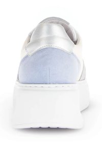 Schoen met een witte rubberen zool, een zilveren leren hielaccent en een blauwe suède paneel. Heeft een soepele bovenkant en een ronde silhouet.