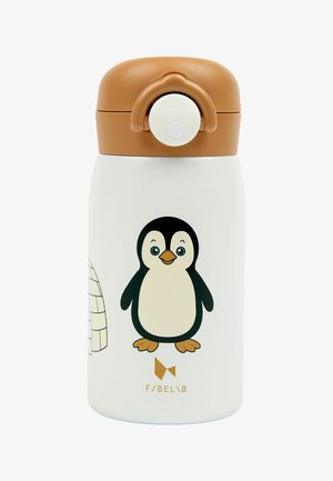 Hvid vandflaske med brun låg og en knap, dekoreret med en smilende tegneseriepingvin og en lille iglo-illustration.
