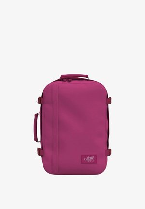 Zaino in tessuto fucsia di forma rettangolare, con manico superiore e cinghie di compressione laterali. Presenta una toppa con il logo sulla parte anteriore.