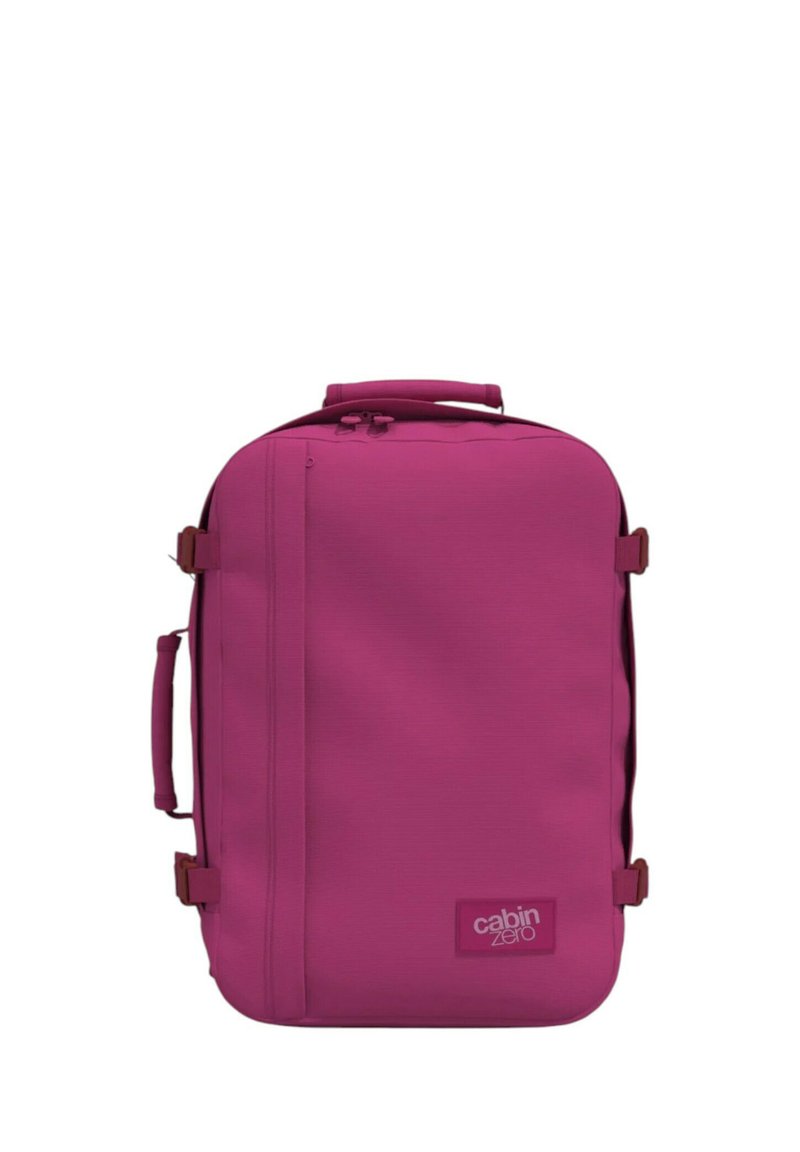 Zaino in tessuto fucsia di forma rettangolare, con manico superiore e cinghie di compressione laterali. Presenta una toppa con il logo sulla parte anteriore.