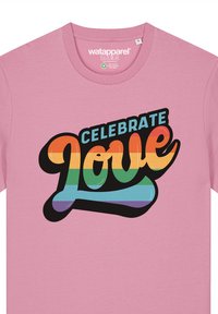 Rosa Baumwoll-T-Shirt mit der Aufschrift "FEIERT DIE LIEBE" in fettem, mehrfarbigem, gewelltem Text mit schwarzem Umriss und verspielten Designelementen.