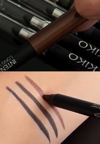 Bruine en zwarte eyelinerpotloden met zeshoekige punten, rustend op een donker oppervlak. Drie streepjes van bruine en zwarte lijnen op huid eronder.