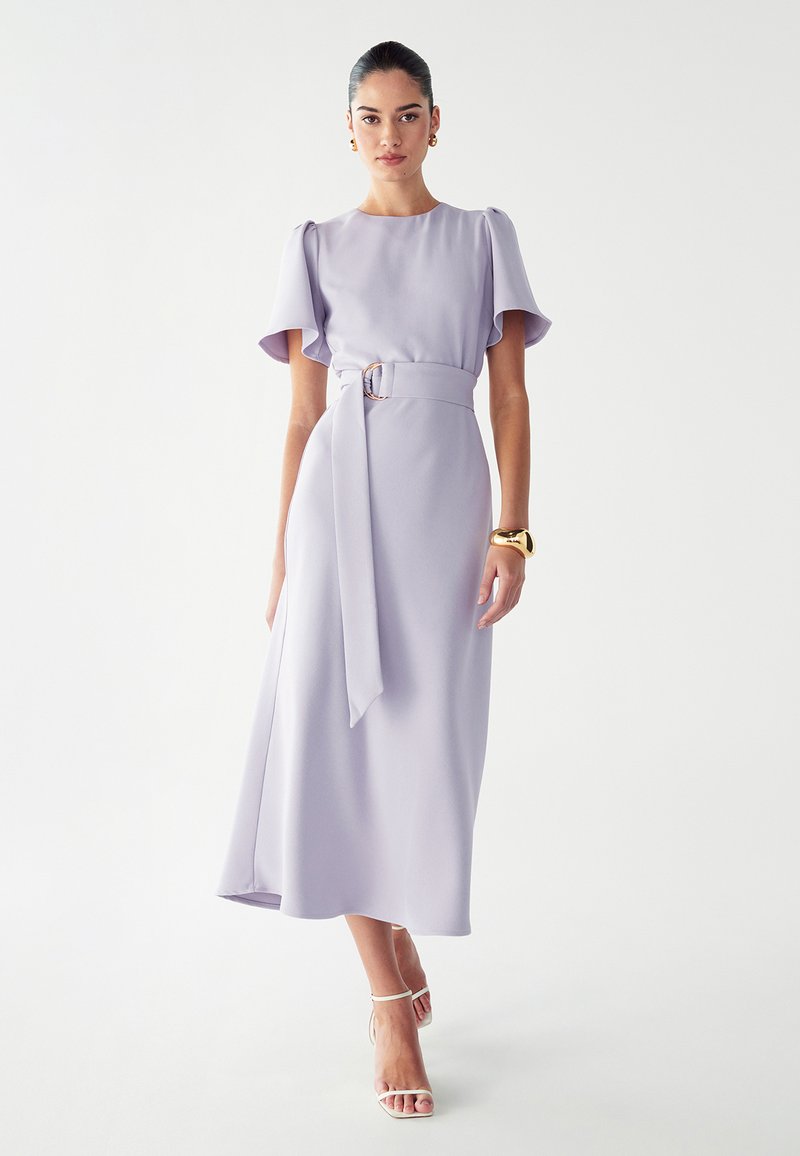 Lila midi obleka iz lahkega materiala, z kratkimi flapastimi rokavi, zategnjenim pasom s pasom in stranskim razporkom.