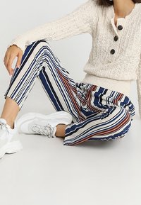 Free People Strickpullover - beige