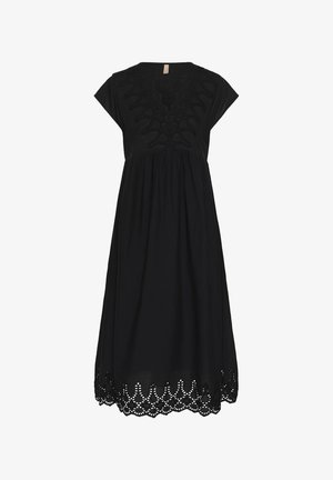 Melnas kleitas ar īsām uzpleču piedurknēm, izšūta priekšpuses detalizācija un viļņota apmale ar izgriezuma rakstiem. Izgatavota no viegla auduma.