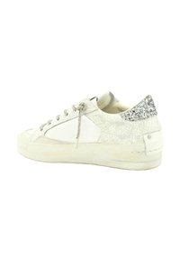 Zapatilla blanca con textura agrietada y acentos plateados brillantes en el talón. Cuenta con cordones planos y una puntera redondeada. Suela de goma duradera.