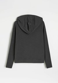Ciemnoszara bluza z kapturem, z sznurkiem ściągającym, długimi rękawami i luźnym krojem. Miękka tkanina o gładkiej fakturze, zaprezentowana z tyłu.