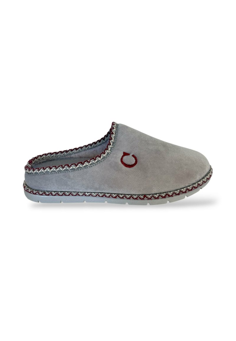 Pantofole in suede grigio con punta arrotondata, cuciture decorative rosse e argentate lungo il colletto e suola in gomma leggera.