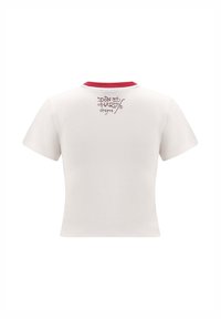 Hvid kortærmet t-shirt med rød krave. Har et stiliseret logo i mørkebrun på bagsiden, nær nakken. Glat tekstur.