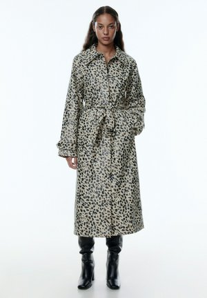 Beige en zwarte luipaardprint trenchcoat, met een kraag, een ceintuur in de taille, lange mouwen en een lengte tot onder de knie.