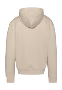 Sudadera beige con una textura suave, que presenta una capucha, mangas largas y puños acanalados. Diseño sencillo, sin patrones ni adornos visibles.