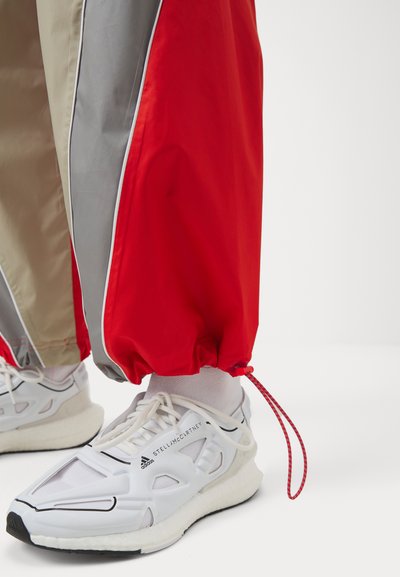 adidas by Stella McCartney PANT - Teplákové kalhoty - desert sand/active red