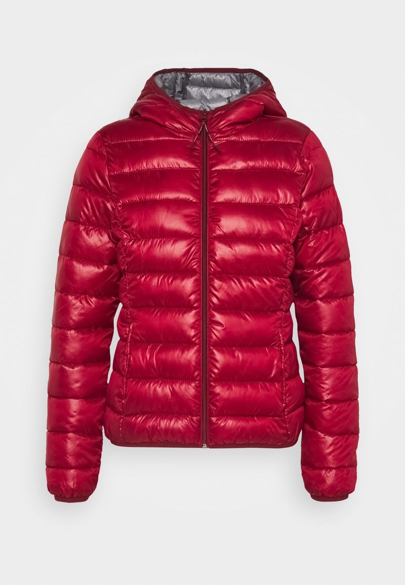 Veste matelassée rouge à capuche, fermeture éclair à l'avant, manches longues et finition brillante sur un fond clair uni.