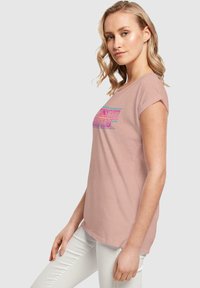 ABSOLUTE CULT STRANGER THINGS - RETRO TITLE - T-shirts med print - duskrose