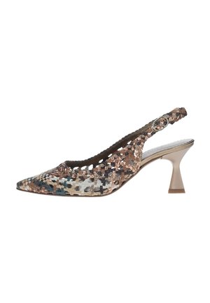 Zapato slingback de punta afilada en tejido metálico trenzado que presenta una mezcla de tonos cobre, bronce y plata; tacón moderado y hebilla ajustable.
