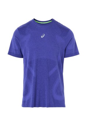 Lila Sport-T-Shirt mit kurzen Ärmeln, strukturiertem Stoff und geschwungenen Designelementen. Verfügt über einen runden Ausschnitt und ein Logo auf der Brust.