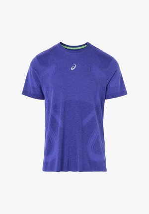 Lila Sport-T-Shirt mit kurzen Ärmeln, strukturiertem Stoff und geschwungenen Designelementen. Verfügt über einen runden Ausschnitt und ein Logo auf der Brust.
